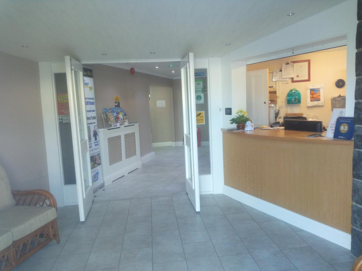 Wayside Cheer Hotel Castel Exterior photo
