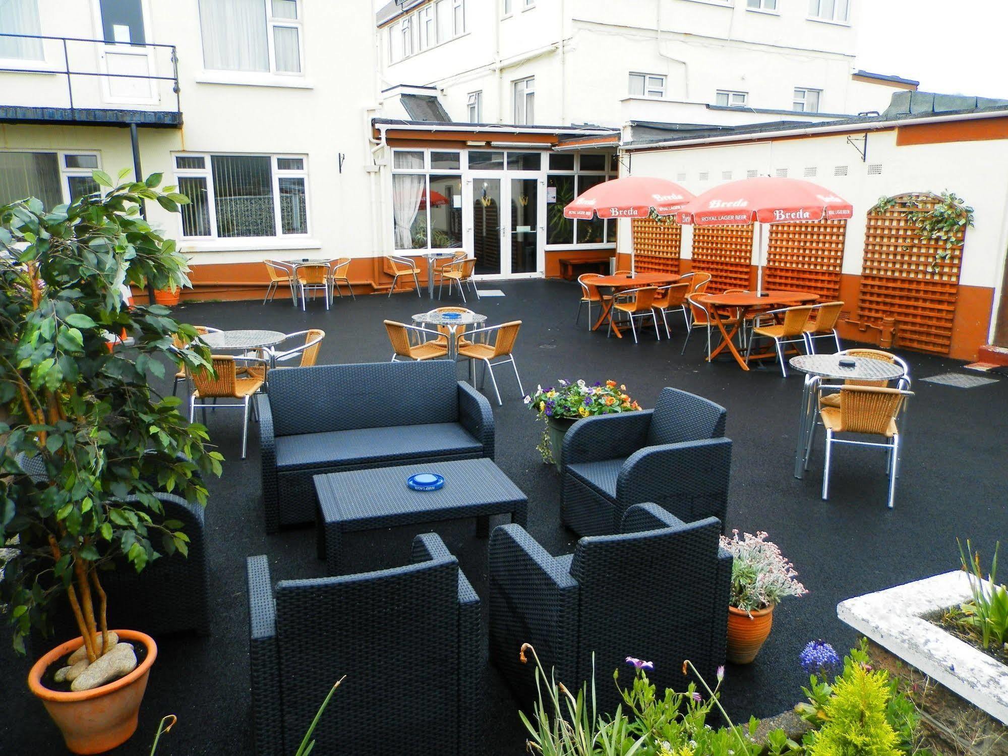 Wayside Cheer Hotel Castel Exterior photo